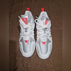 Addias Women’s Sneaker.      sz 8 1/2